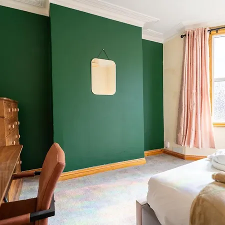 Stylish Retreat - 2-bedroom In Easton *